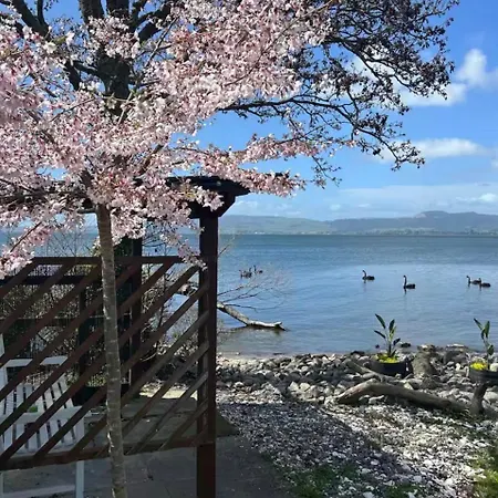 Fabulous Lake Front House-Private Lake Access